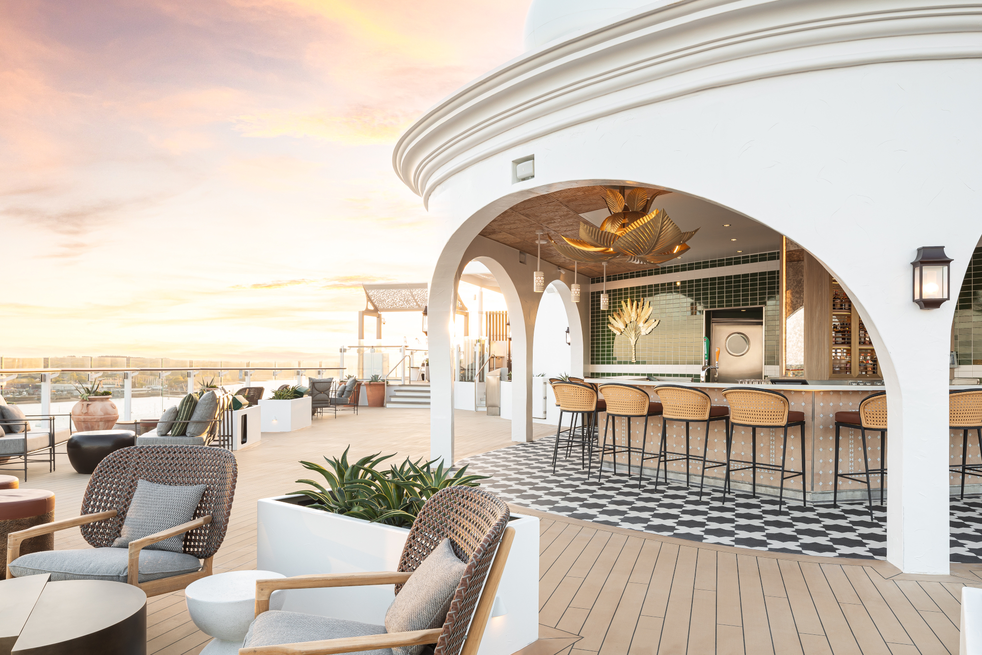 MyCruise Celebrity-Cruises Beyond Offentlige-arealer Barer-lounger-atrium12
